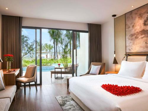 Superior King Room with Direct Pool Access del hotel Mövenpick Resort Waverly Phu Quoc. Foto 2