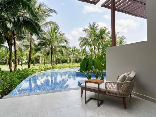 Superior King Room with Direct Pool Access del hotel Mövenpick Resort Waverly Phu Quoc. Foto 5