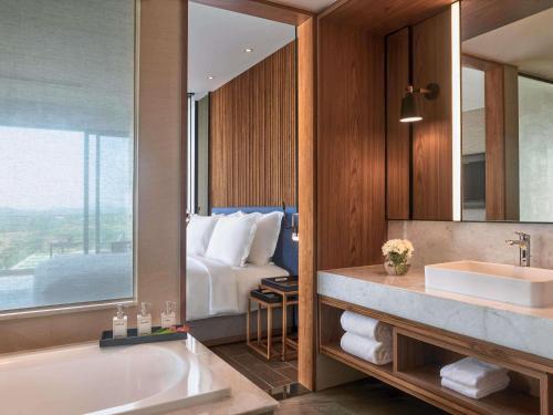 Sea View Suite Room with Balcony del hotel Mövenpick Resort Waverly Phu Quoc. Foto 7