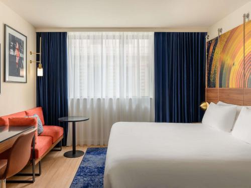 Habitación Deluxe del hotel Pullman Budapest. Foto 1