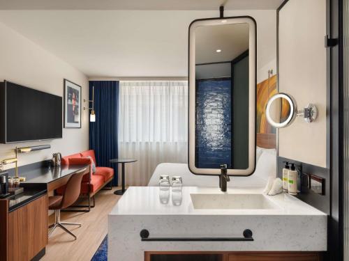 Habitación Deluxe del hotel Pullman Budapest. Foto 5