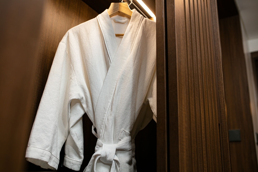 Habitación Deluxe con cama King del hotel Mövenpick Living West Hanoi. Foto 1