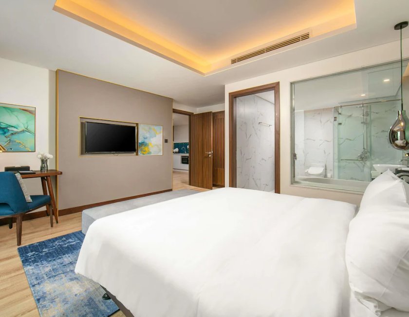 Suite Lujo 1 habitación 1 Cama doble del hotel Mövenpick Living West Hanoi. Foto 5
