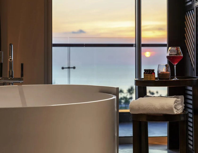 Suite Vista Mar Balcón o Terraza 1 Cama king Privilege Con Vistas del hotel Pullman Phu Quoc Beach Resort. Foto 1
