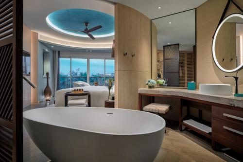 HABITACIÓN DELUXE, 1 Cama King Size, Vista al Jardín del hotel Pullman Phu Quoc Beach Resort. Foto 5