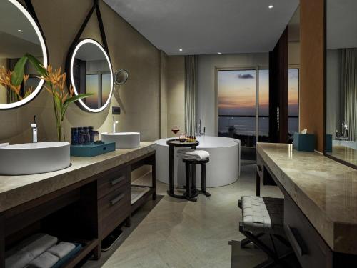 SUITE, Pase de Privilegio Ejecutivo, 1 Cama King Size, Vista al Océano del hotel Pullman Phu Quoc Beach Resort. Foto 1