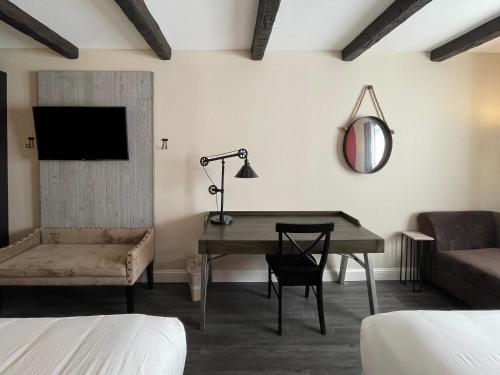 Mejora a Habitación Doble - No fumadores - 2 camas grandes del hotel The Century House an Ascend Hotel Collection Member. Foto 6