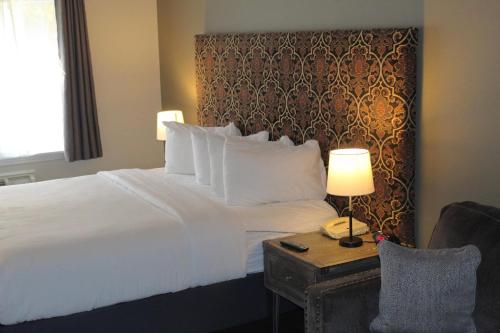 Habitación Doble Business con cama extragrande - No fumadores del hotel The Century House an Ascend Hotel Collection Member. Foto 1