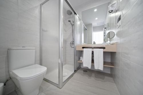 Habitación Doble Deluxe con vistas al mar - 2 camas del hotel Matilde. Foto 3