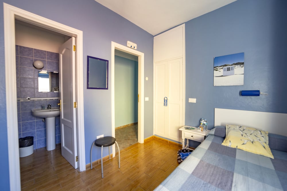 Habitación básica con 2 camas individuales del hotel La Gaviota. Foto 1