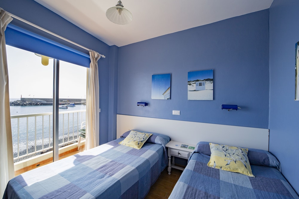 Habitación básica con 2 camas individuales, vistas al mar del hotel La Gaviota