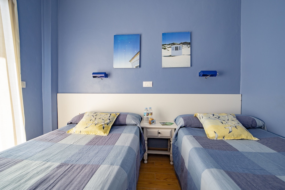 Habitación básica con 2 camas individuales, vistas al mar del hotel La Gaviota. Foto 1