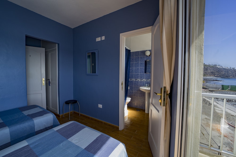 Habitación básica con 2 camas individuales, vistas al mar del hotel La Gaviota. Foto 2