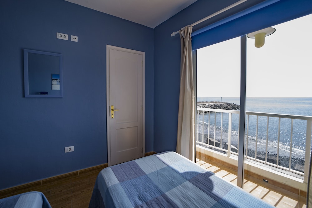 Habitación básica con 2 camas individuales, vistas al mar del hotel La Gaviota. Foto 3