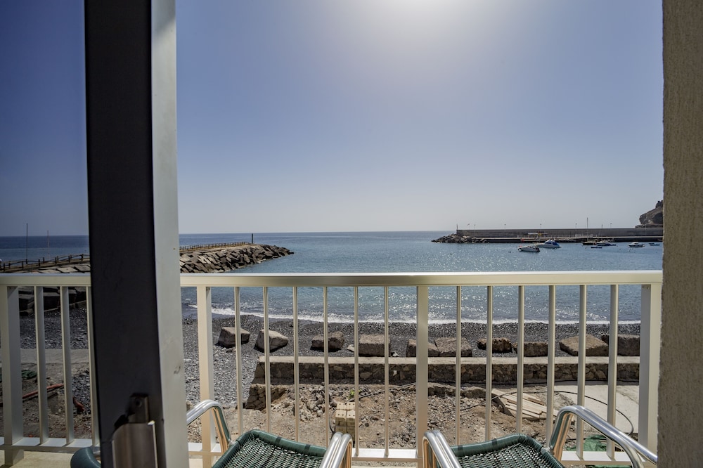 Habitación básica con 2 camas individuales, vistas al mar del hotel La Gaviota. Foto 6