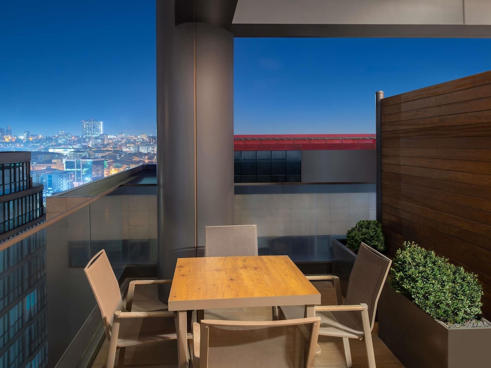Apartamento Deluxe de cuatro dormitorios con terraza del hotel Mövenpick Living Istanbul West. Foto 1
