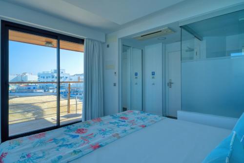 Habitación Doble Superior con balcón - vistas al mar del hotel Boutique La Marquesina - Adults Only. Foto 4