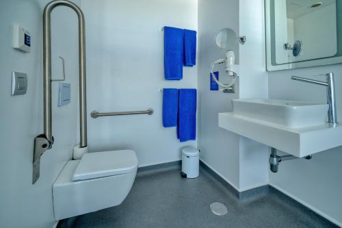 Habitación Doble adaptada para personas con discapacidad con balcón y vistas al mar del hotel Boutique La Marquesina - Adults Only. Foto 4