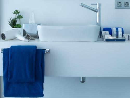 Habitación Doble Deluxe con balcón y vistas al mar del hotel Boutique La Marquesina - Adults Only. Foto 1