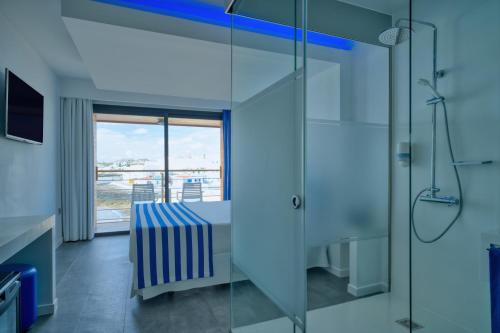 Habitación Doble Deluxe con balcón y vistas al mar del hotel Boutique La Marquesina - Adults Only. Foto 3