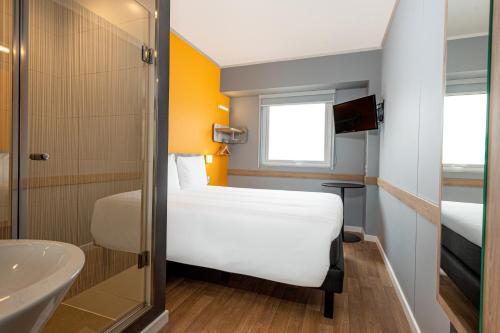 Habitación Doble Estándar del hotel Ibis Budget Lima Miraflores. Foto 4