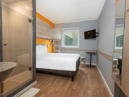 Habitación Estándar - 1 cama doble y 1 individual del hotel Ibis Budget Lima Miraflores