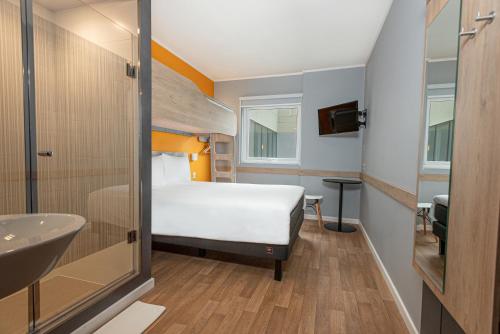 Habitación Estándar - 1 cama doble y 1 individual del hotel Ibis Budget Lima Miraflores. Foto 4