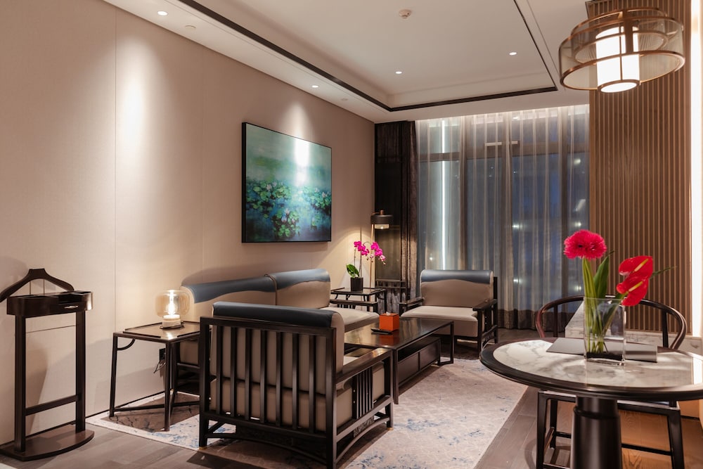 Suite Junior del hotel Sofitel Hangzhou Yingguan. Foto 1