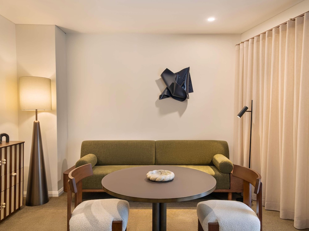 SUITE PRESTIGE, Beneficios Club Millésime, 1 Cama King Size, Salón Independiente del hotel Sofitel Sydney Wentworth. Foto 5