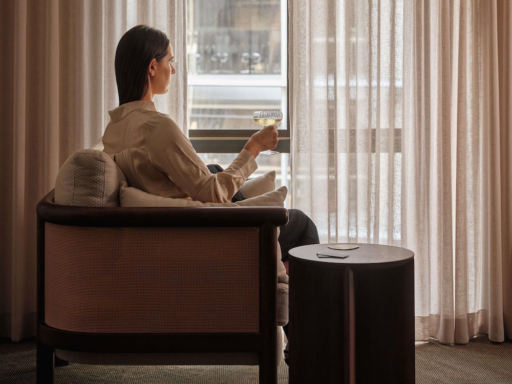 SUITE PRESTIGE, Beneficios Club Millésime, 1 Cama King Size, Salón Independiente del hotel Sofitel Sydney Wentworth. Foto 6
