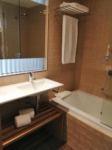 Suite con vistas al río del hotel Neya Porto. Foto 11