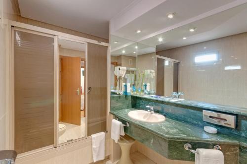Habitación Cuádruple del hotel Gran Hotel Los Angeles. Foto 6