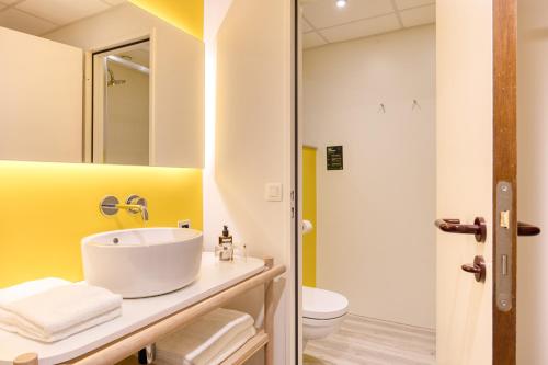 Habitación Triple del hotel B&B HOTEL Brussels Centre Louise. Foto 10