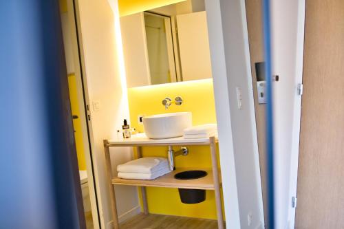 Habitación triple Vista Jardín Vista ciudad Sofá Cama incluido 2 Camas individuales del hotel B&B HOTEL Brussels Centre Louise. Foto 2