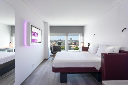 Habitación Premium con cama grande y vistas del hotel Yotel Porto