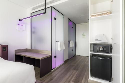 Habitación Triple del hotel Yotel Porto. Foto 3
