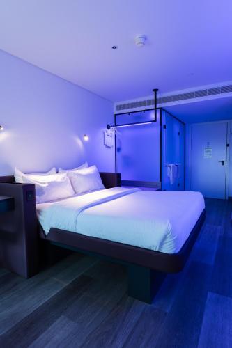 Habitación Premium con cama grande del hotel Yotel Porto. Foto 5