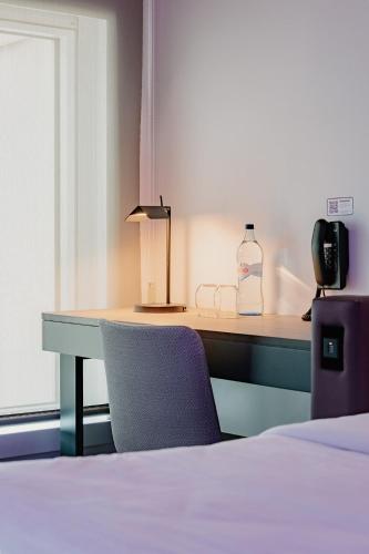 Habitación Premium con cama grande y vistas del hotel Yotel Porto. Foto 5