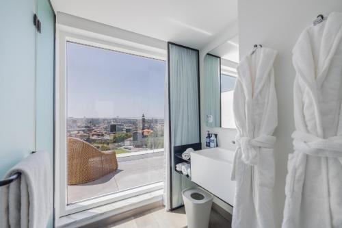 Suite Familiar con balcón del hotel Yotel Porto. Foto 4