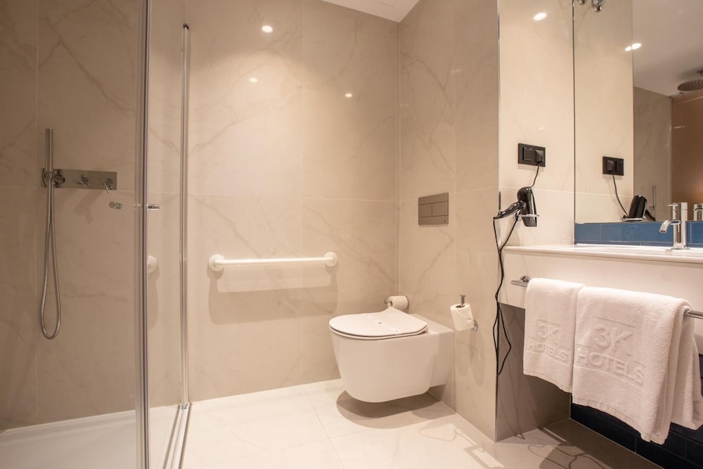 Habitación estándar con 2 camas individuales del hotel 3k Porto Aeroporto. Foto 6