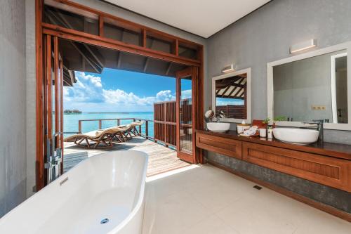 Villa con vistas al agua del hotel Varu By Atmosphere - All Inclusive. Foto 2