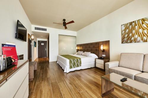 Habitación Doble con vistas al mar y vuelo nacional incluido del hotel Riu Atoll-All Inclusive