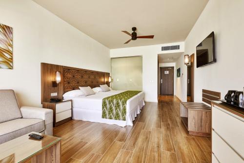 Habitación Playa con vuelo nacional incluido del hotel Riu Atoll-All Inclusive