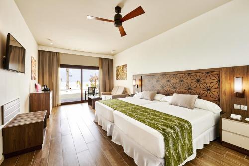 Habitación Playa con vuelo nacional incluido del hotel Riu Atoll-All Inclusive. Foto 1