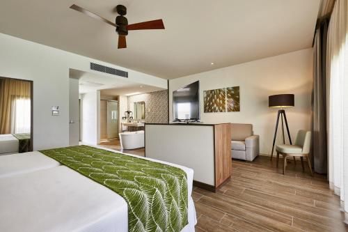 Suite Junior Superior - Sobre el agua del hotel Riu Atoll-All Inclusive. Foto 1