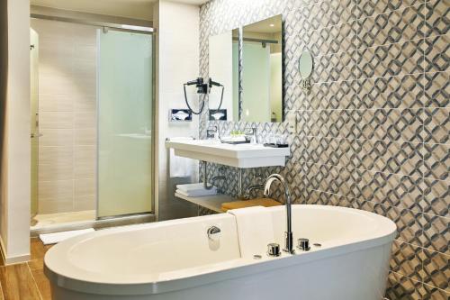 Suite Junior Superior - Sobre el agua del hotel Riu Atoll-All Inclusive. Foto 3