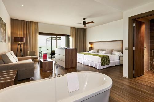 Suite Junior Superior con vuelo nacional incluido - Sobre el agua del hotel Riu Atoll-All Inclusive