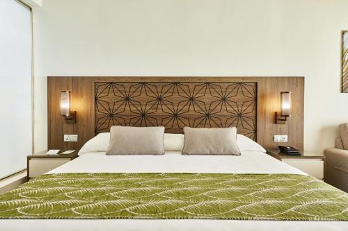 Suite Junior Superior con vuelo nacional incluido - Sobre el agua del hotel Riu Atoll-All Inclusive. Foto 2