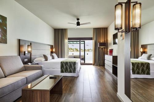Suite Junior con vuelo nacional incluido - Sobre el agua del hotel Riu Atoll-All Inclusive. Foto 3