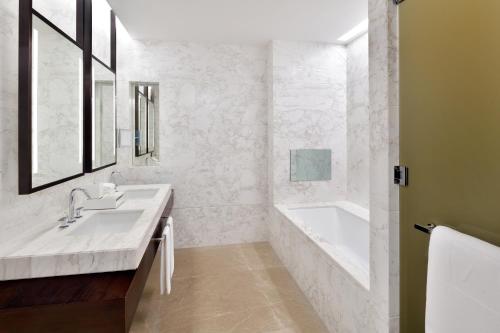 Habitación Premier con vistas al Burj Khalifa - Acceso exclusivo a la piscina infinita de la planta 54 del hotel Address Sky View. Foto 2